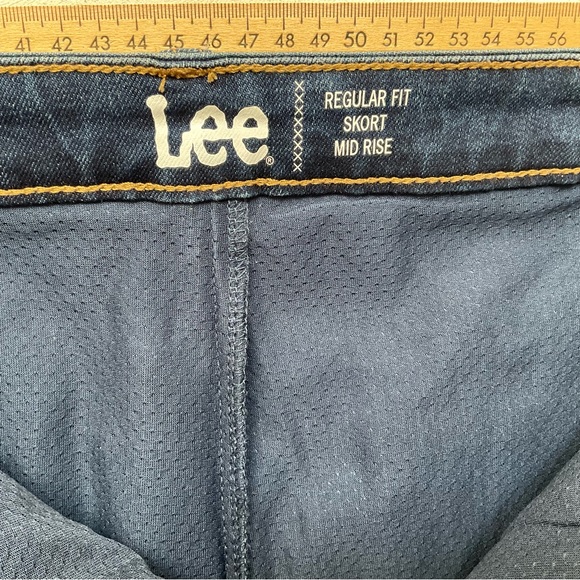 Lee Dark Wash Regular Fit Mid Rise Denim Skort Size 26 Spring Basic Classic - Picture 2 of 4